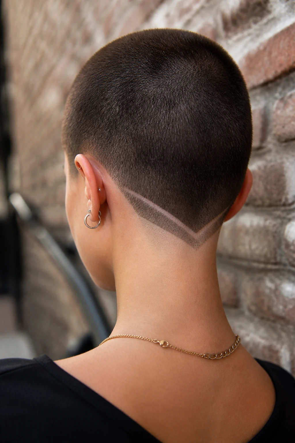 Back-of-head close-up showing sharp V-nape line on a real person outdoors